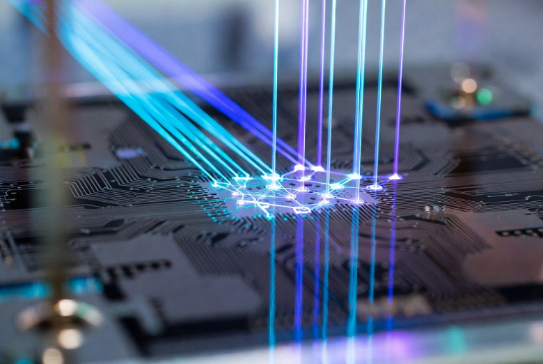 Свет вместо нейронов: в фотонных чипах обнаружен механизм, похожий на работу нейросетей